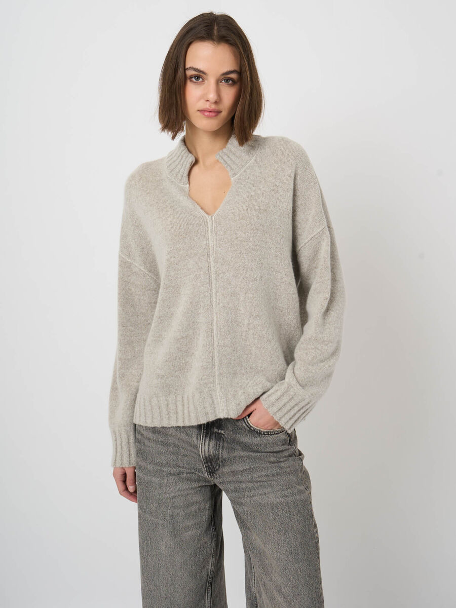 Oversized light beige wool cashmere pullover with V-neck and ribbed cuffs