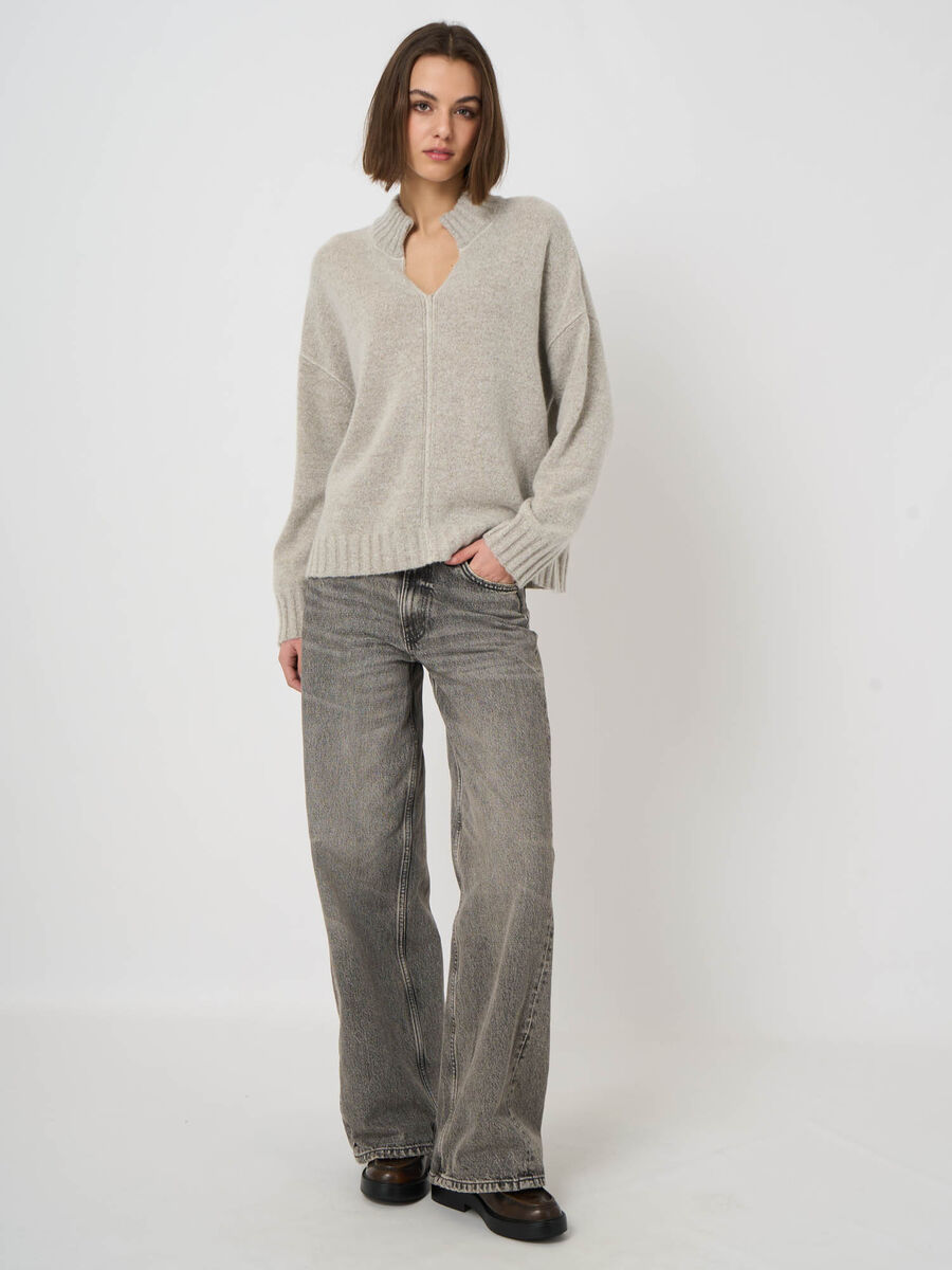 Oversized light beige wool cashmere pullover with V-neck collar and ribbed cuffs