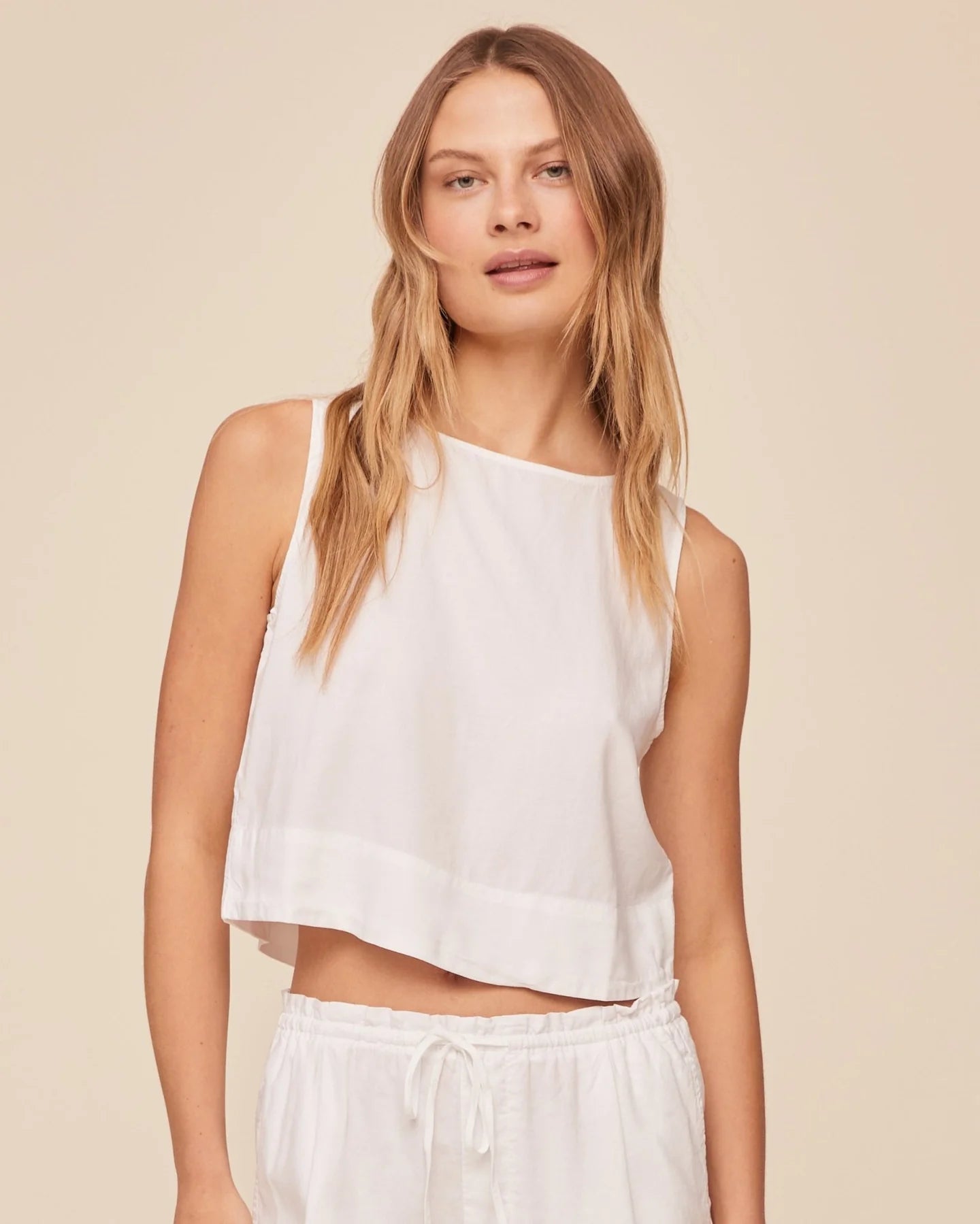 SLEEVELESS BOAT NECK SPLIT BACK