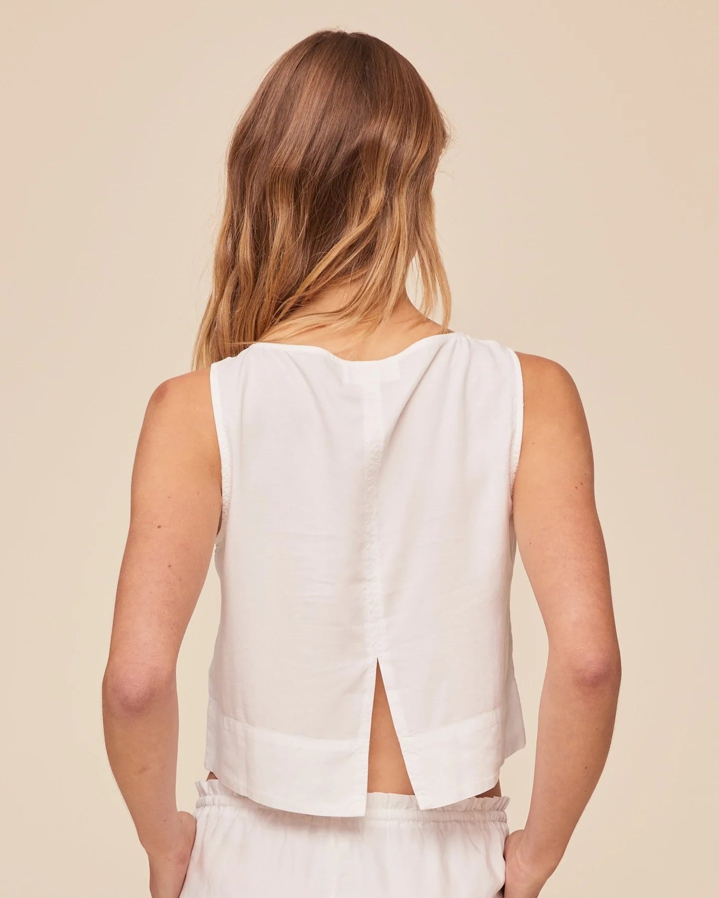 SLEEVELESS BOAT NECK SPLIT BACK