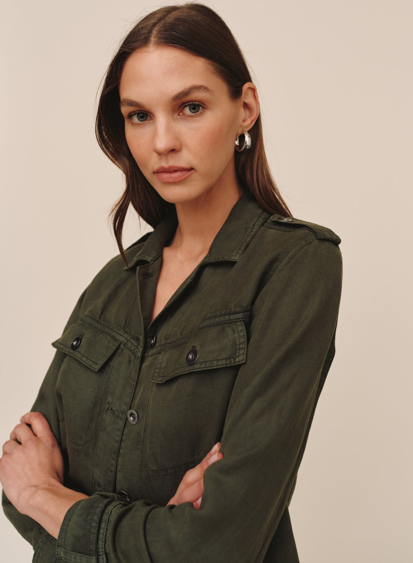 Woman wearing Bella Dahl cropped utility jacket in smoked olive with chest pockets and epaulettes