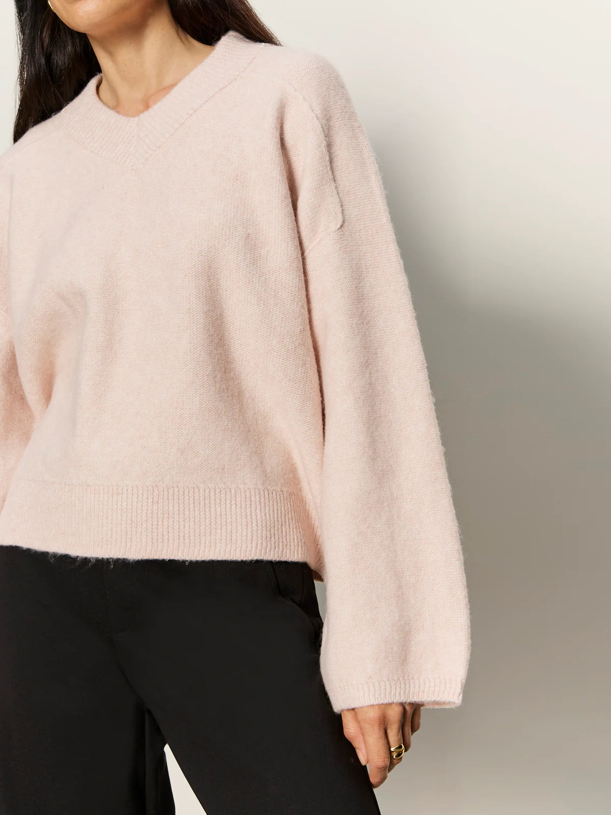 DREAMY V NECK SWEATER