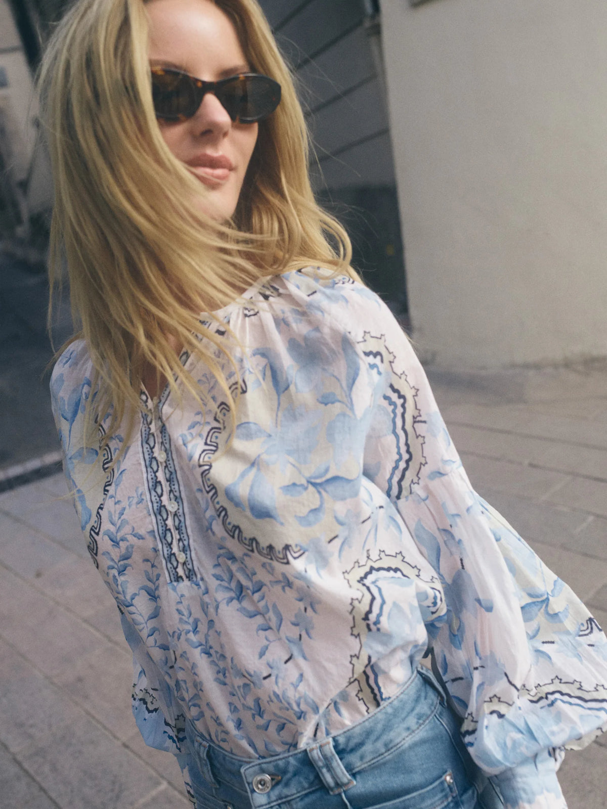 Wylde Orchid Blouse in Oversized Fit with Floral Print and V-neckline