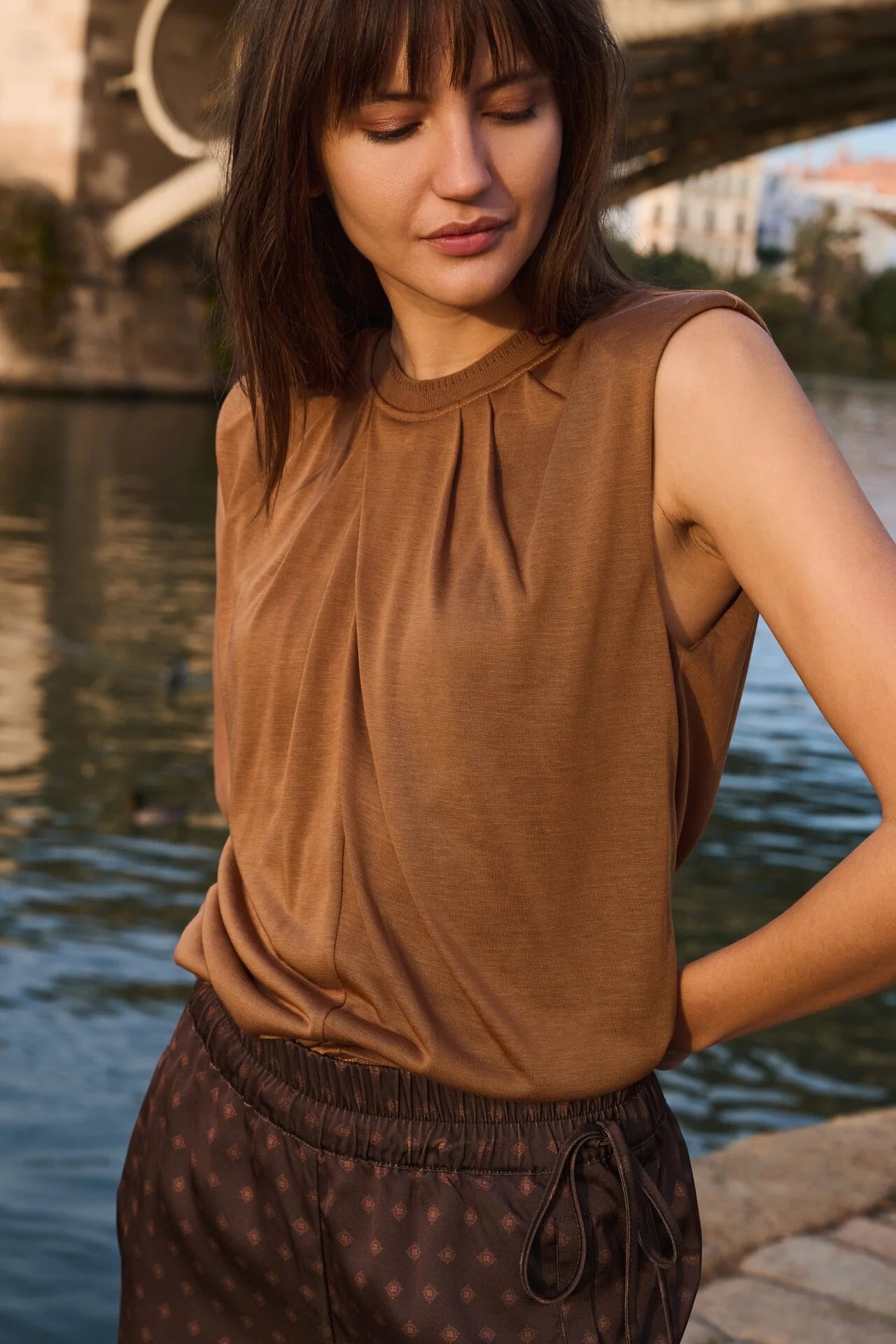SLEEVELESS TOP W PLEATED NECK DETAIL