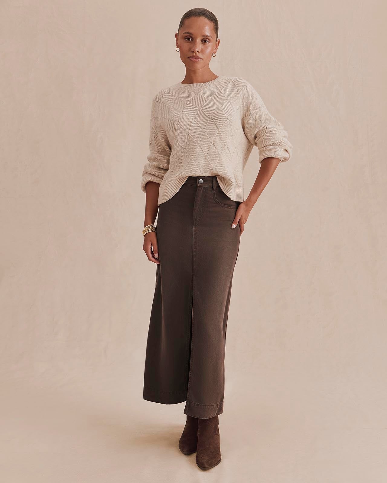 Model wearing Splendid Solstice Sweater in Wheat Heather with brown maxi skirt and boots