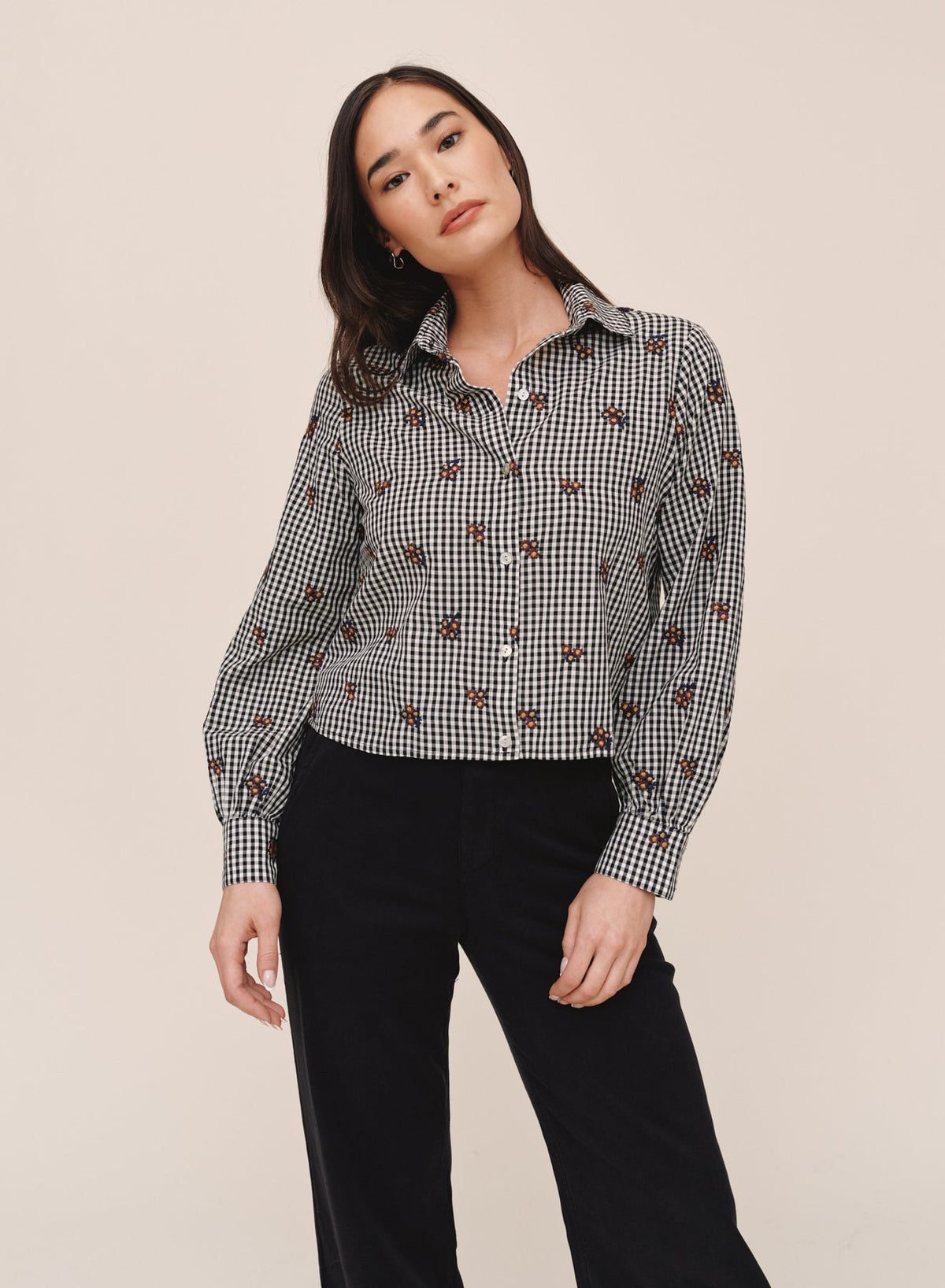 Model wearing Bella Dahl long sleeve crop button down in micro floral gingham pattern with black pants