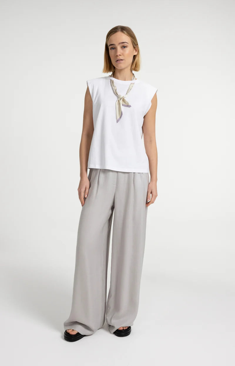 DOUBLE LAYER SLEEVELESS TOP W SCARF