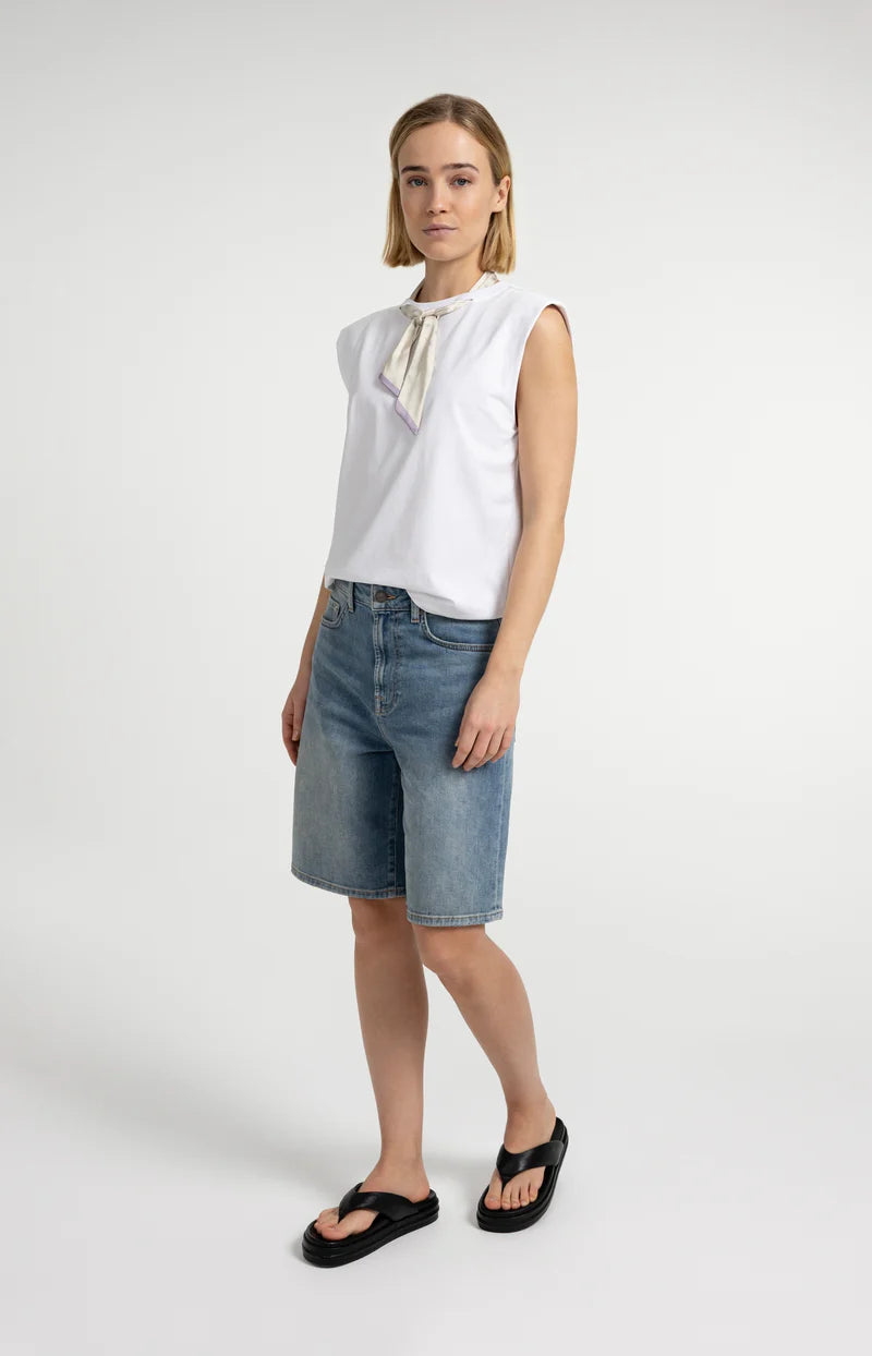 DOUBLE LAYER SLEEVELESS TOP W SCARF