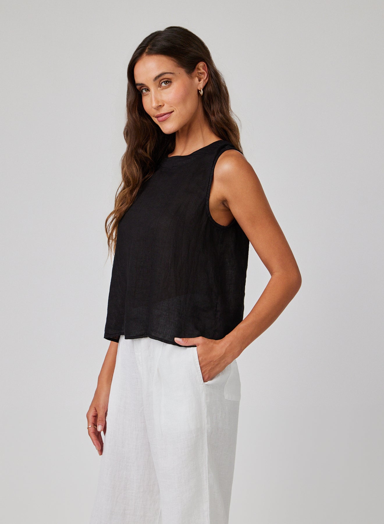 SLEEVELESS BUTTON BACK TOP
