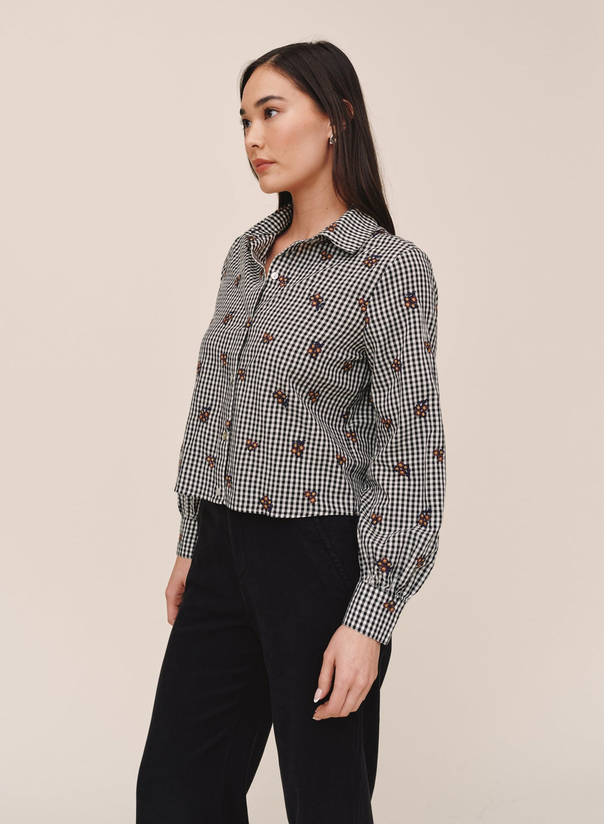 Model wearing Bella Dahl long sleeve crop button down in micro floral gingham, side view