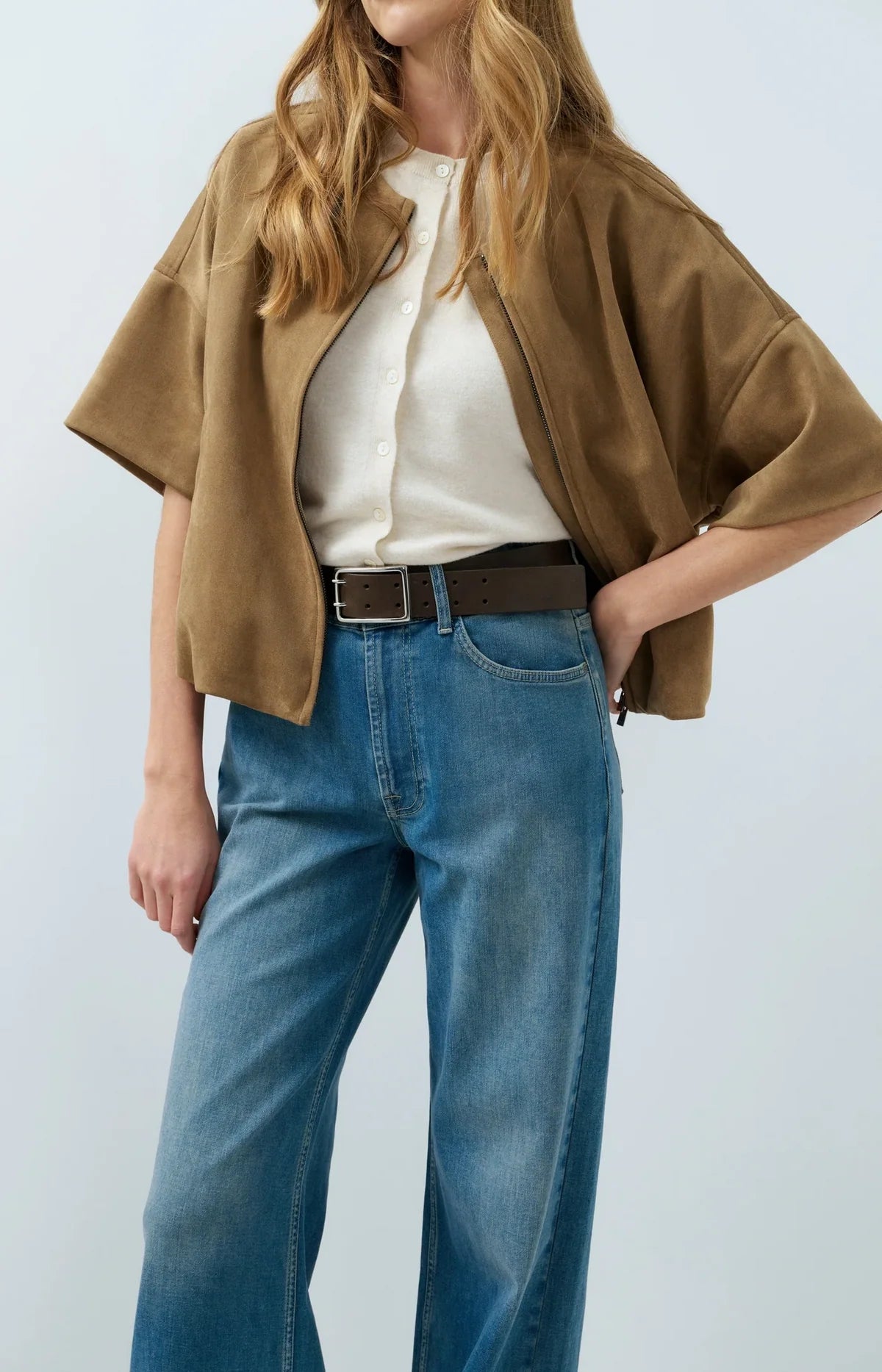 Oversized cropped tan suedine jacket with short balloon sleeves and zip front