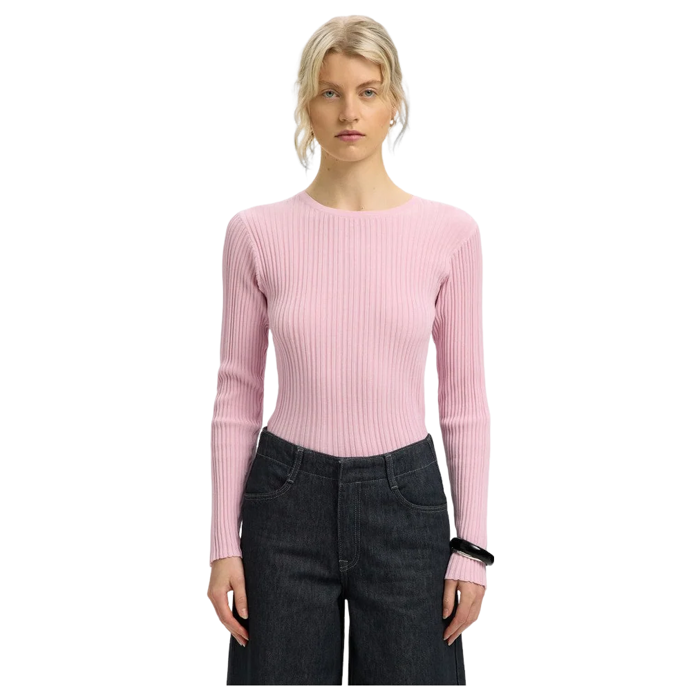 Pink ribbed knit long-sleeve crew-neck sweater, slim fit, paired with dark jeans
