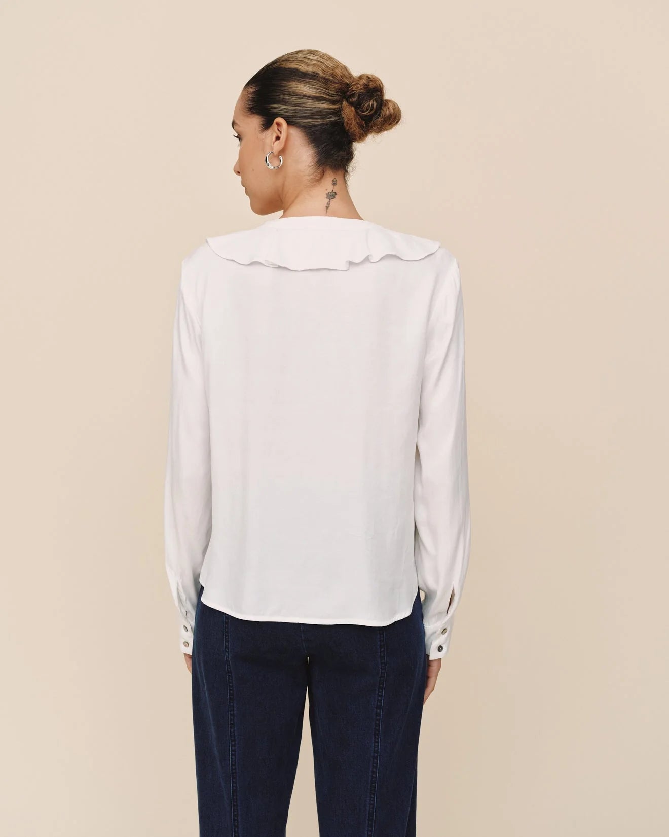 LS RUFFLE V-NECK BUTTON UP