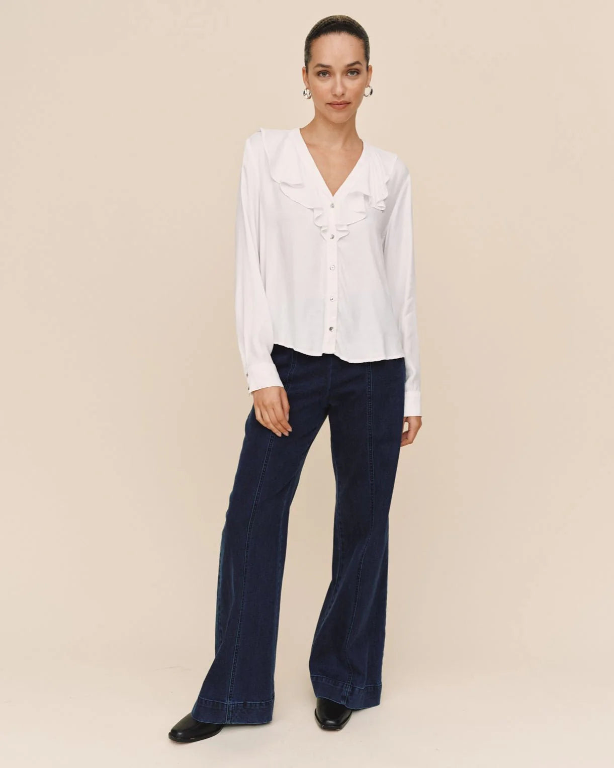 LS RUFFLE V-NECK BUTTON UP