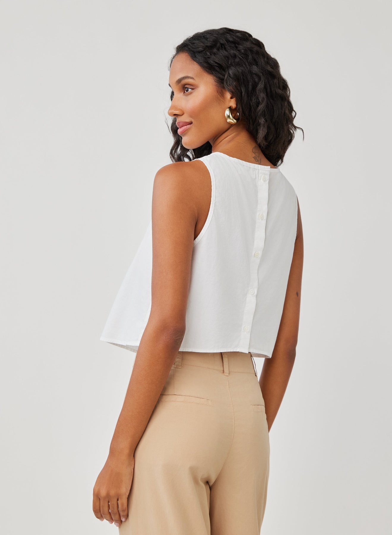 SLEEVELESS BUTTON BACK TOP