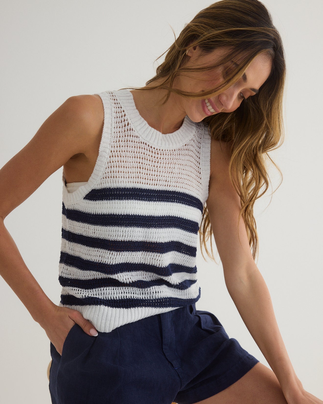 SLEEVELESS CREW NECK TOP