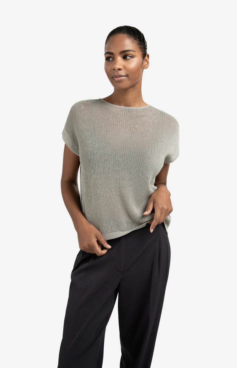 SLEEVELESS SWEATER WITH BUTTON