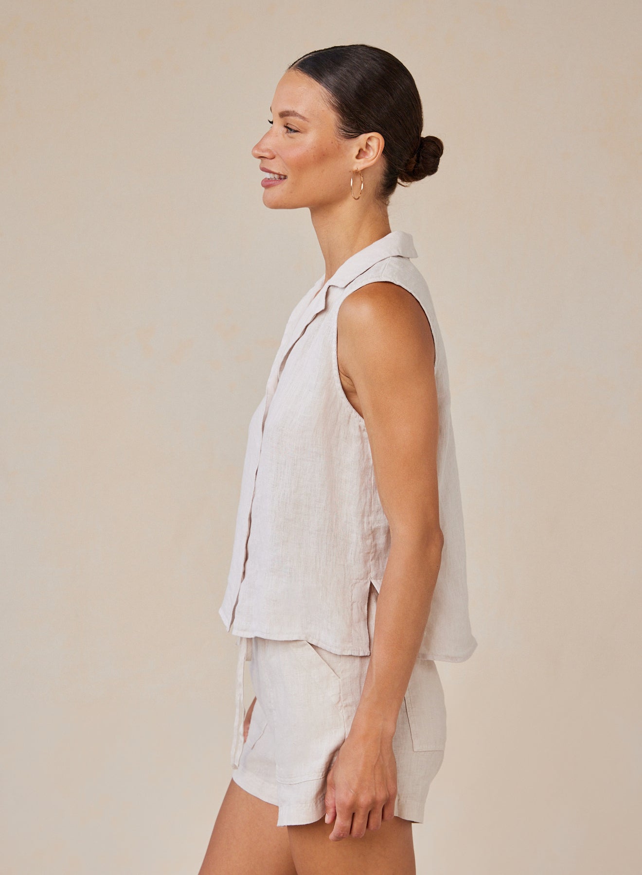 SLEEVELESS NOTCH COLLAR BUTTON DOWN