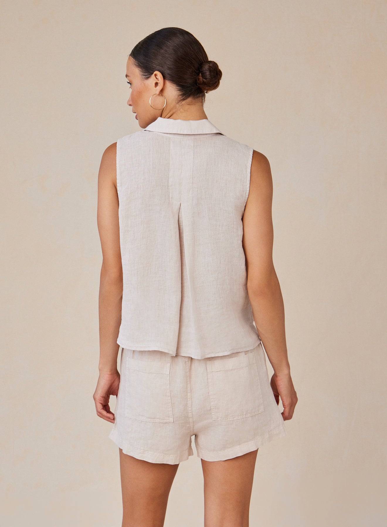 SLEEVELESS NOTCH COLLAR BUTTON DOWN