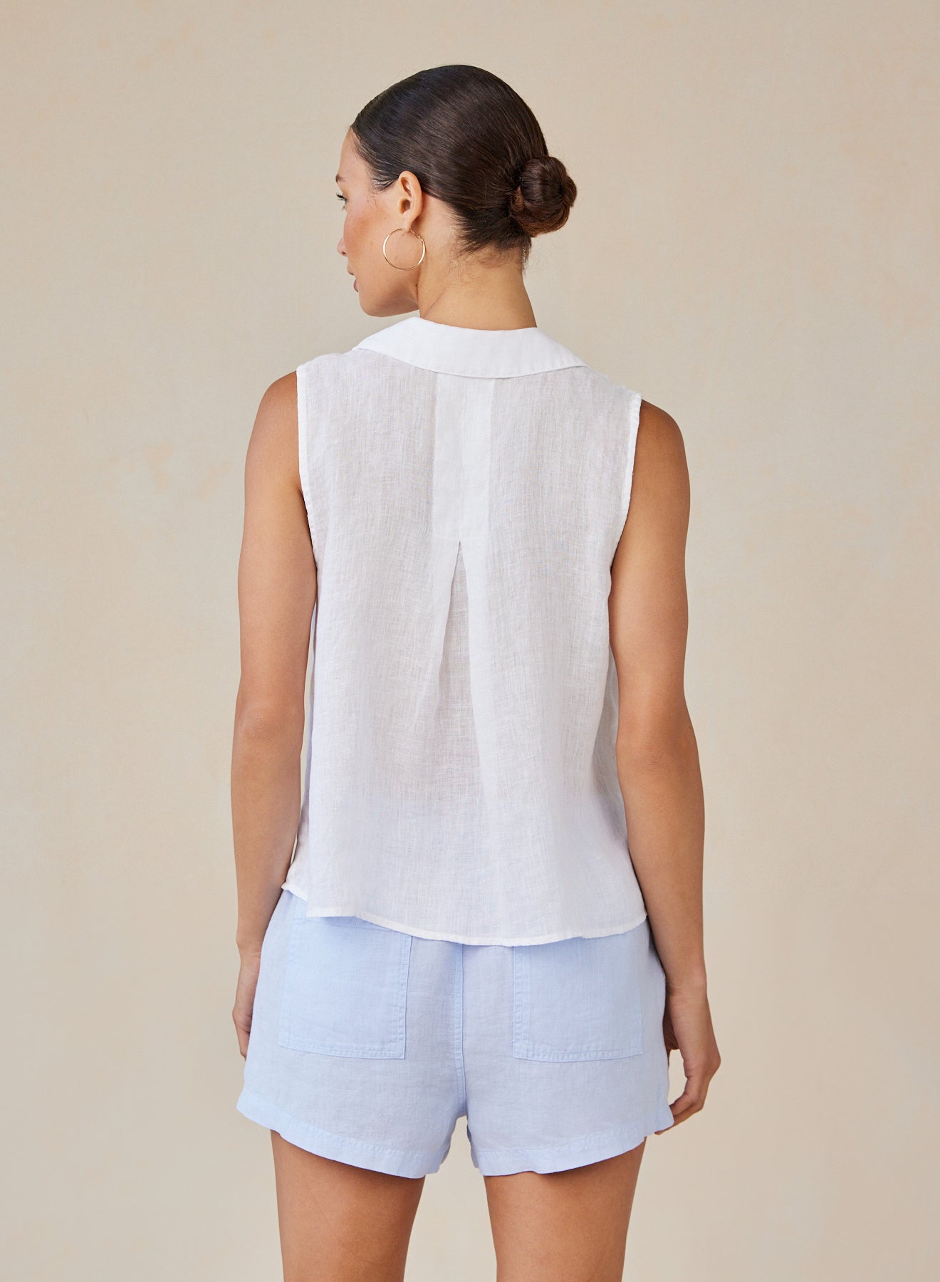 SLEEVELESS NOTCH COLLAR BUTTON DOWN