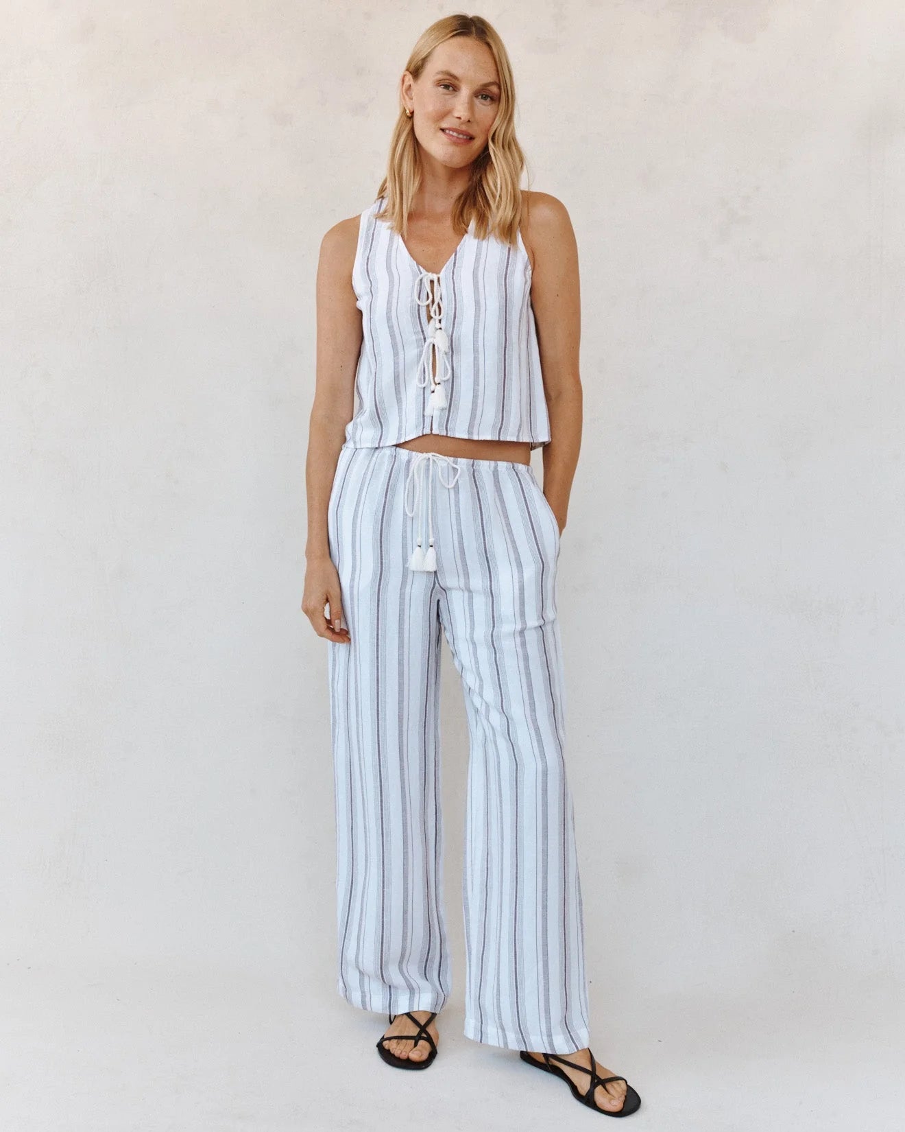 SLEEVELESS TIE FRONT TOP