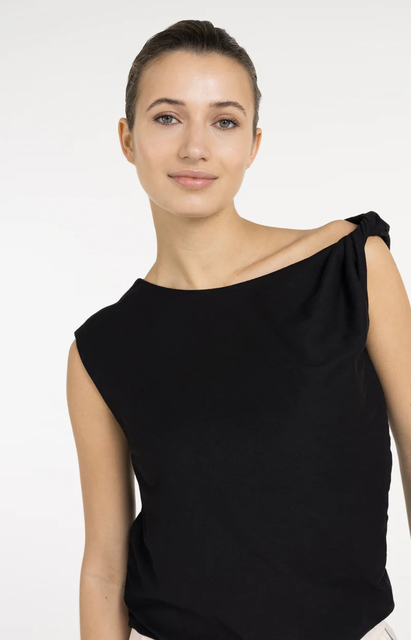 SLEEVELESS TOP W TWISTED SHOULDER STRAP