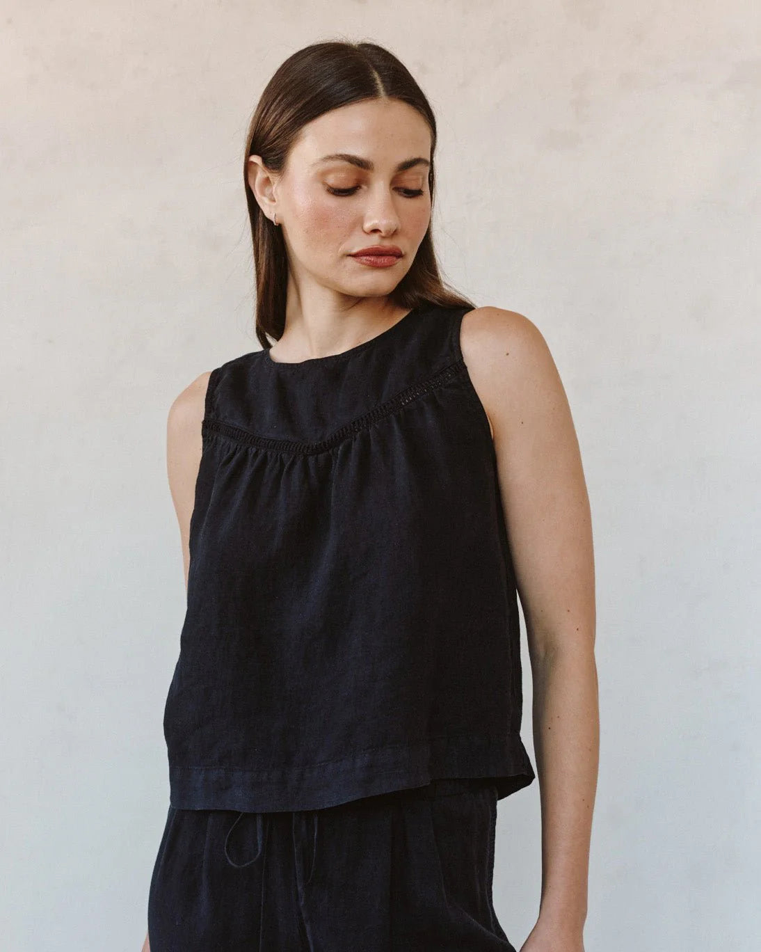 SLEEVELESS TRIMMED YOKE SEAM TOP