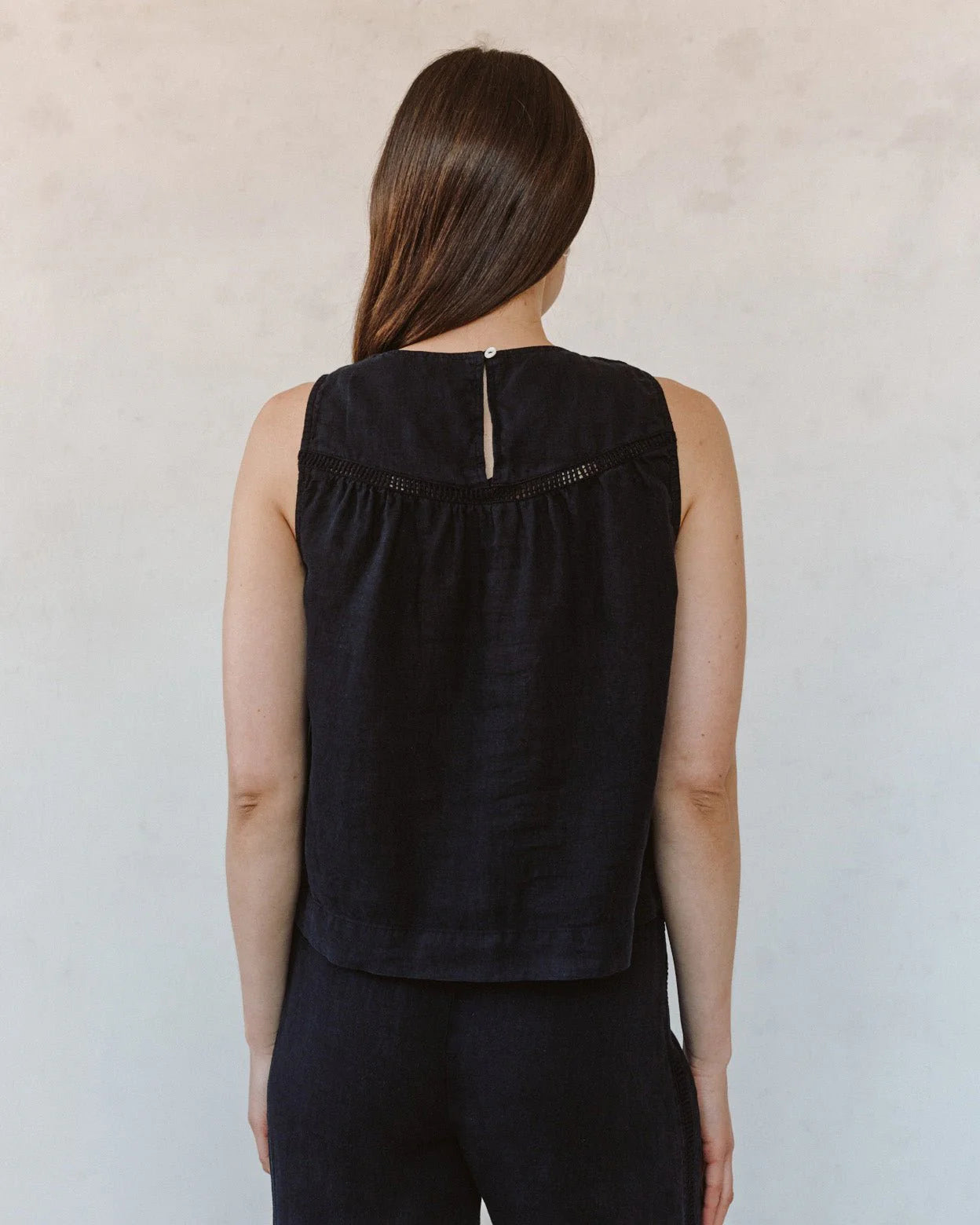 SLEEVELESS TRIMMED YOKE SEAM TOP