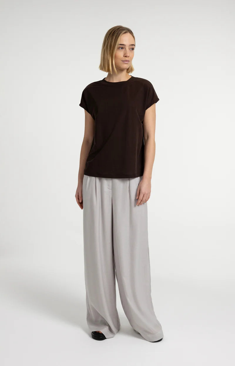 SLEEVELESS TOP W CREW NECKLINE