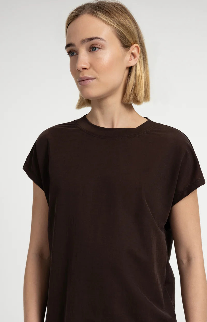 SLEEVELESS TOP W CREW NECKLINE