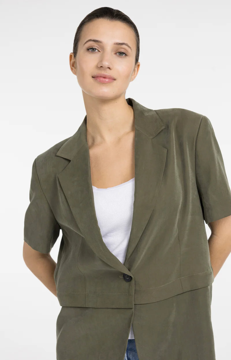 WOVEN SHORTSLEEVE BLAZER W DETACHABLE BOTTOM HEM