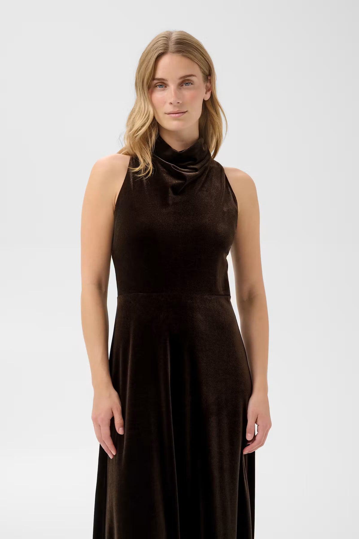 Model wearing Part Two Dicle sleeveless cowl neck velvet dress in dark mole brown