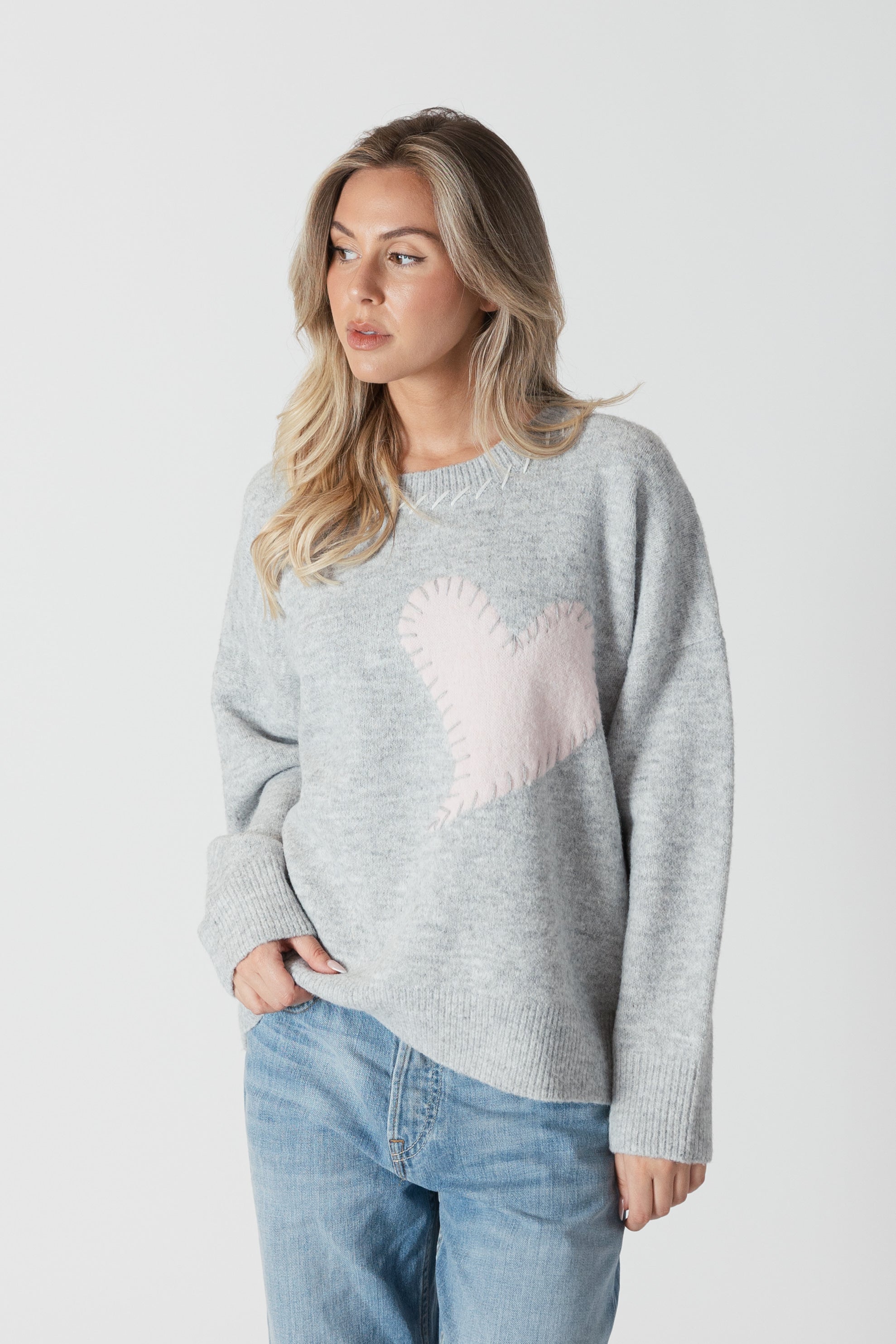 ECO ROUNDNECK SWEATER W/HEART PATCH