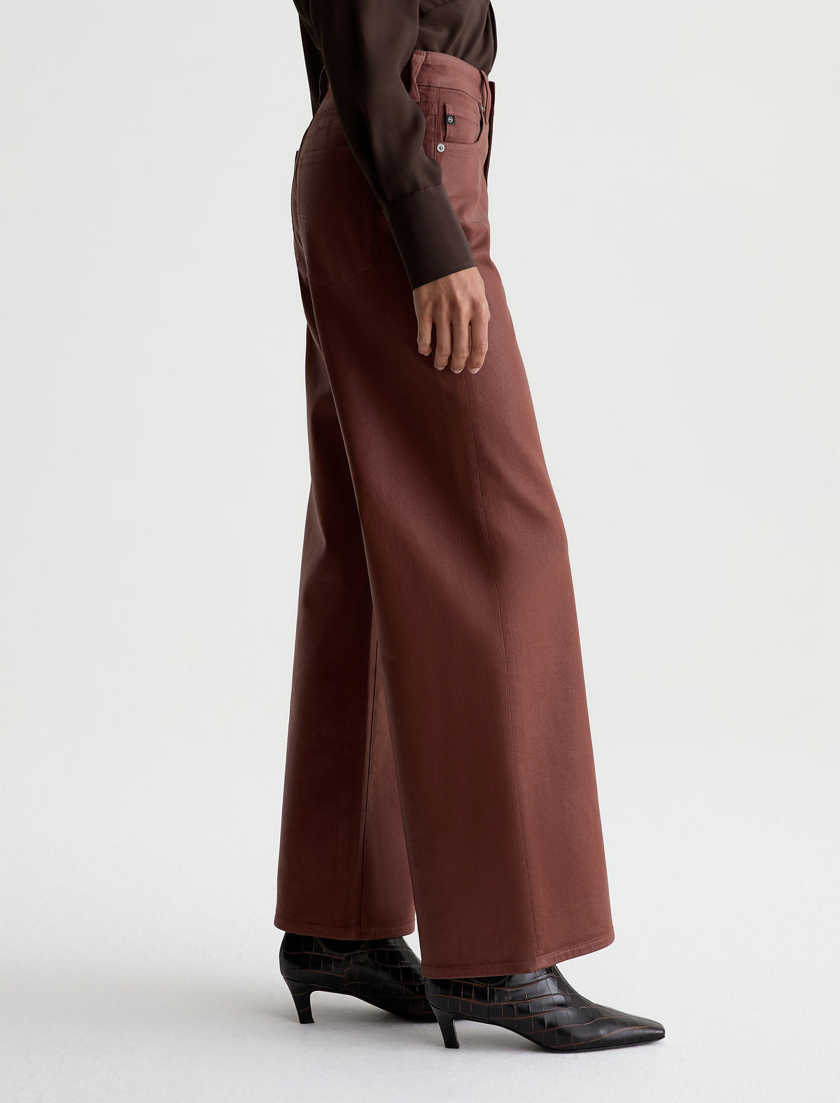AG Saige Wide Leg pants in light chestnut brown, side view on model with kitten heels