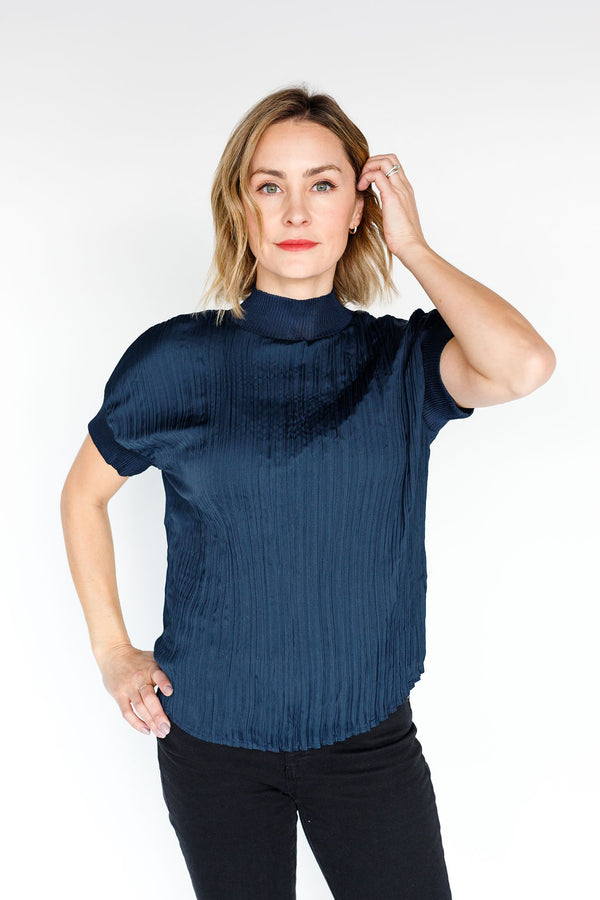 HIGH NECK PLISSE TOP