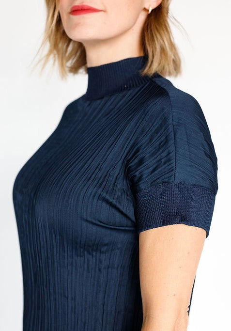 HIGH NECK PLISSE TOP