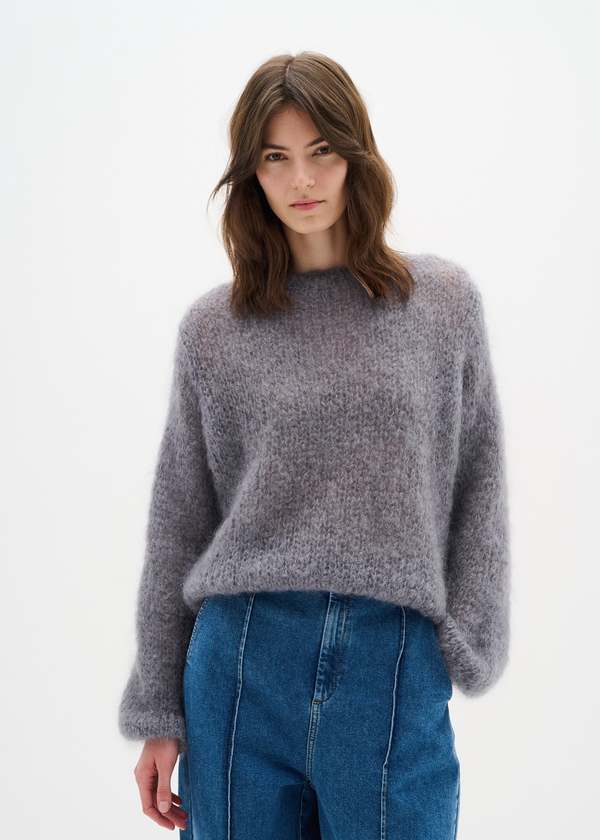 Model wearing InWear Jetra Pullover in pale mauve fluffy mohair knit with blue jeans