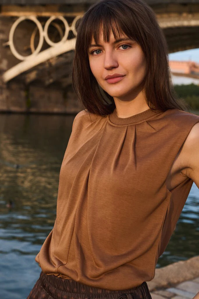 SLEEVELESS TOP W PLEATED NECK DETAIL