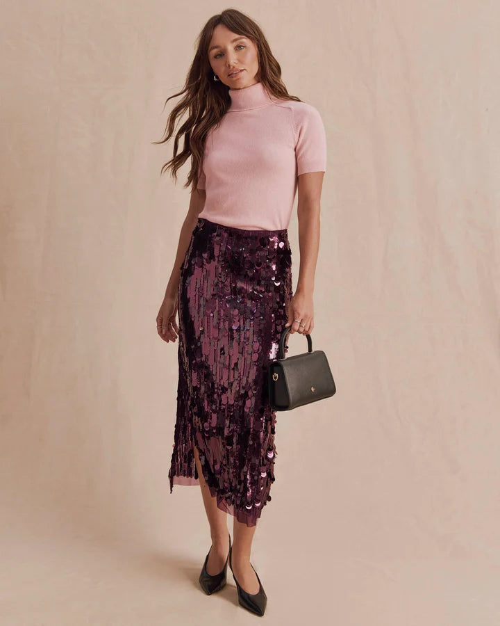 Soft pink short-sleeve cashmere turtleneck sweater, slim fit, worn with sequin skirt
