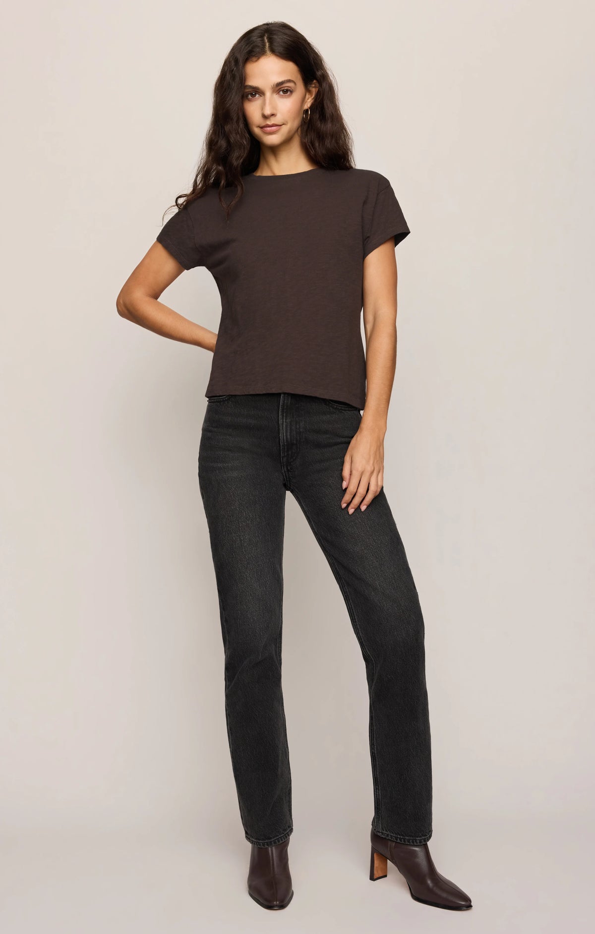 Women's dark brown short sleeve cropped slub tee with crew neckline