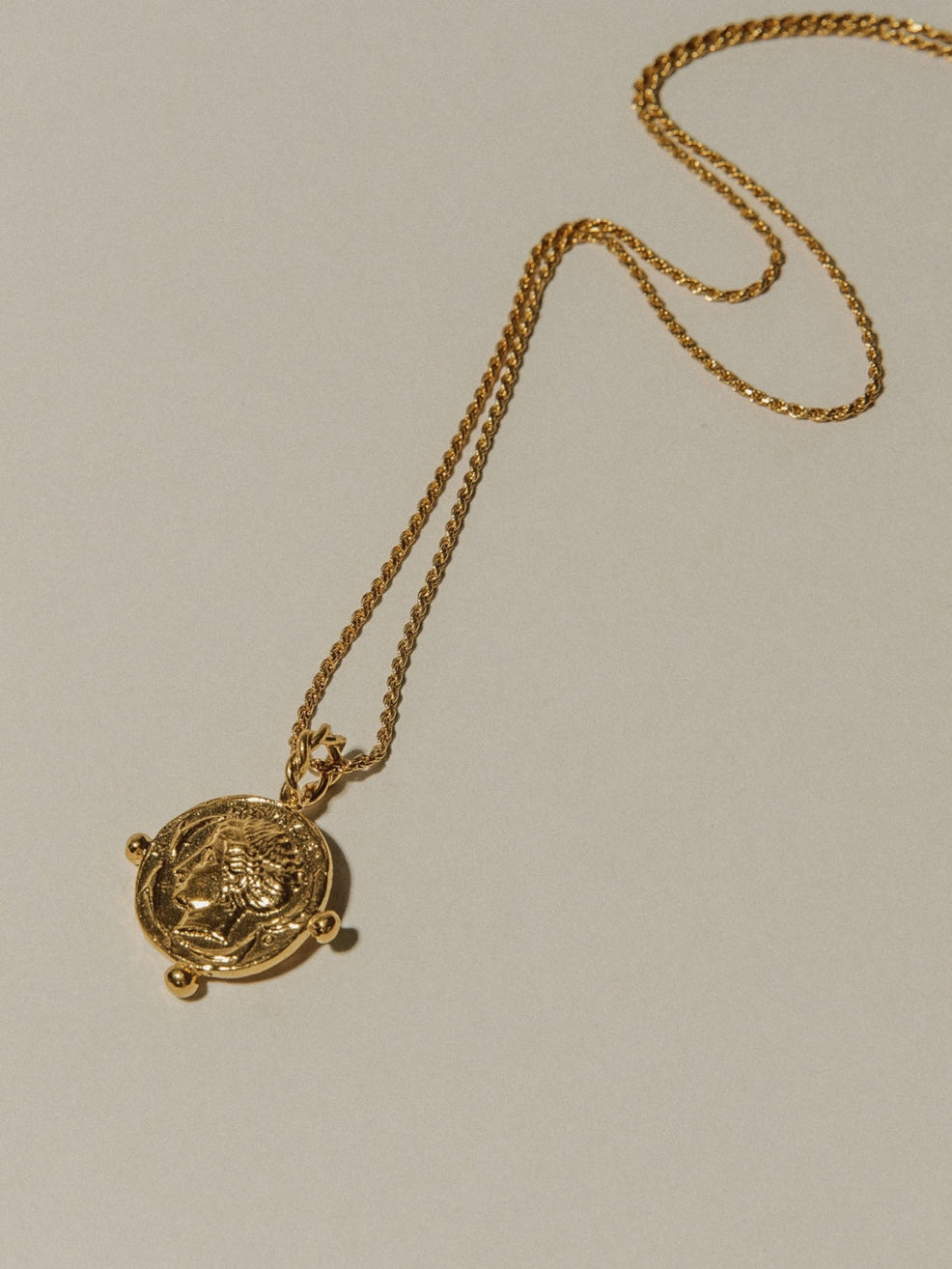 SYRACUSE AMULET NECKLACE - GOLD