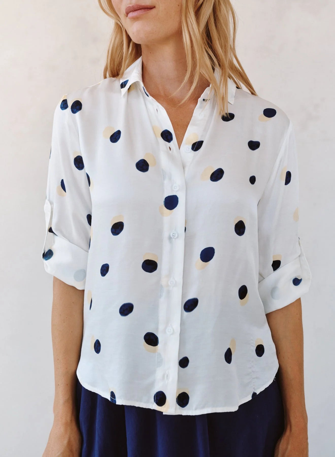 CLEAN SPLIT BACK BUTTON DOWN SHIRT