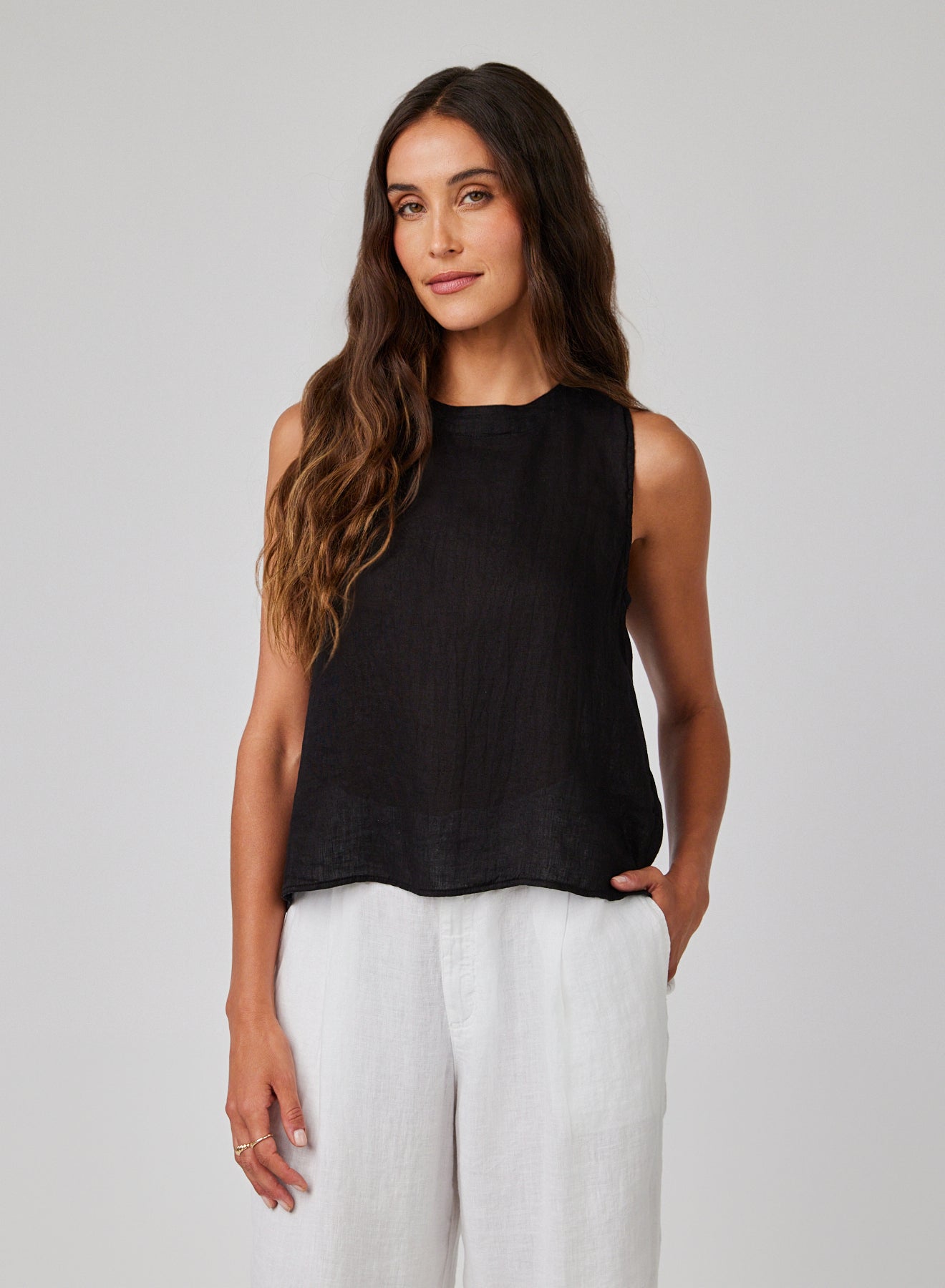 SLEEVELESS BUTTON BACK TOP