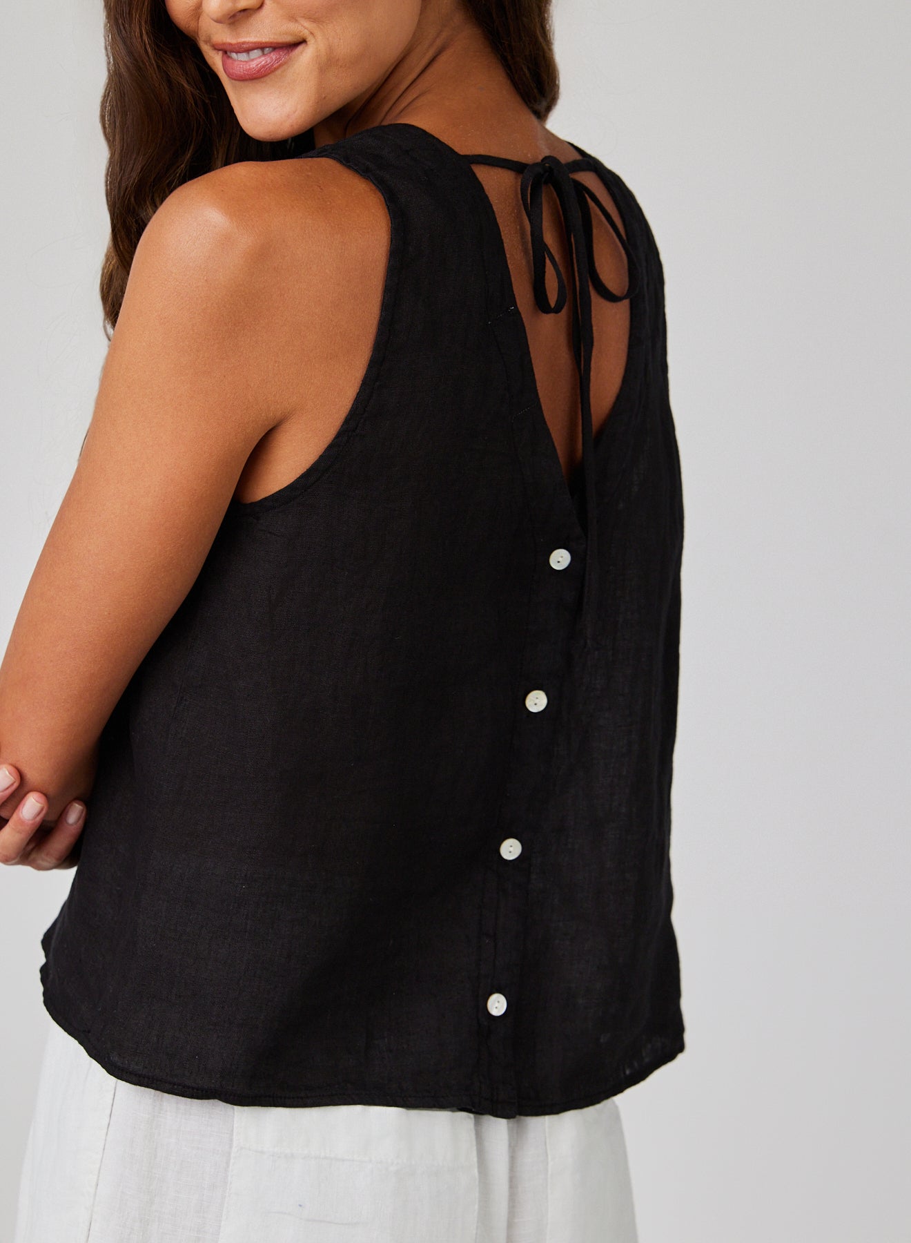 SLEEVELESS BUTTON BACK TOP