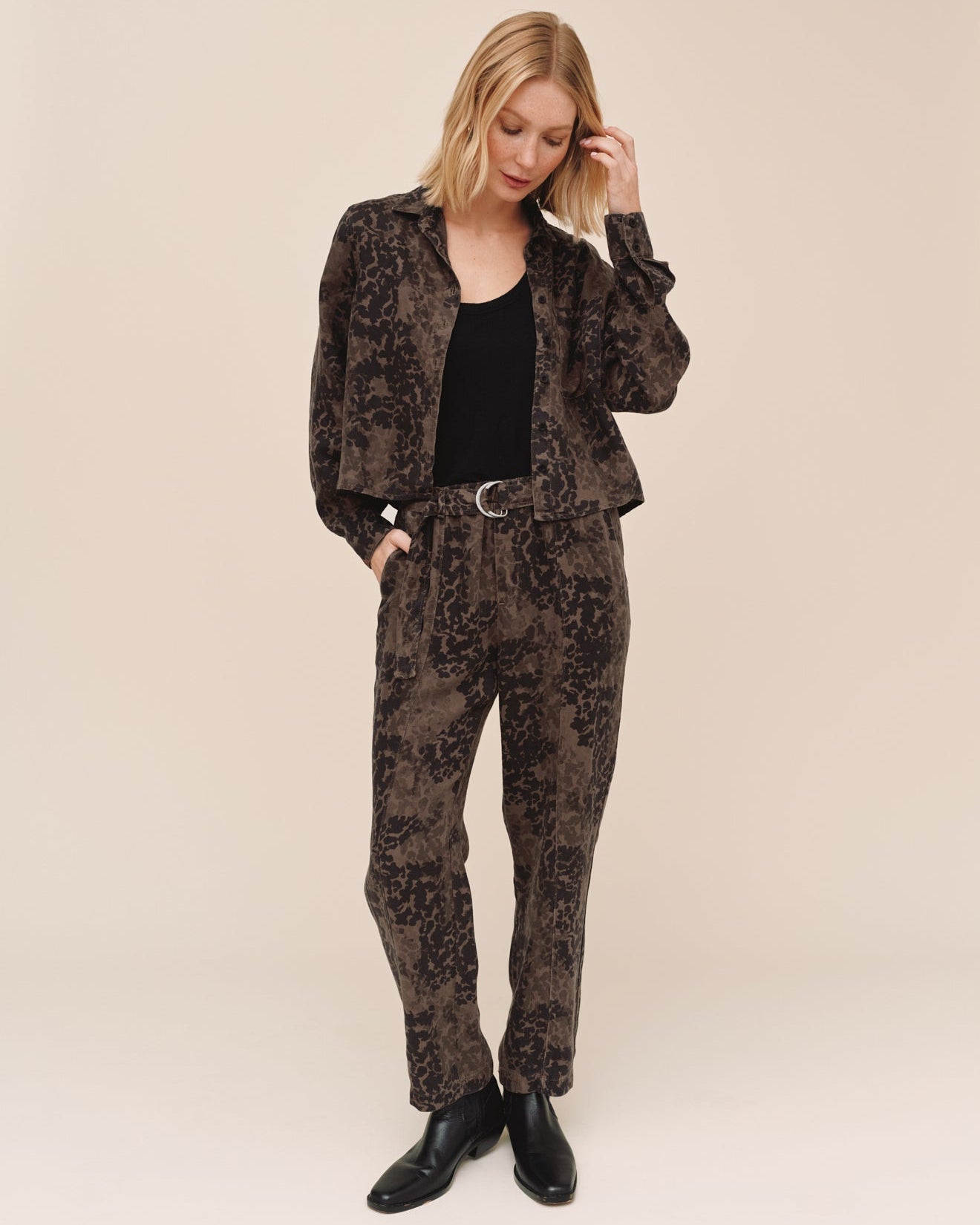 Model wearing Bella Dahl long sleeve crop pocket shirt in Ditsy Camo Print with matching trousers