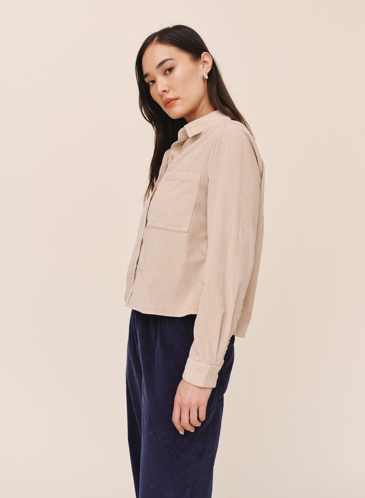 Model wearing Bella Dahl long sleeve patch pocket work shirt in oat corduroy, side view