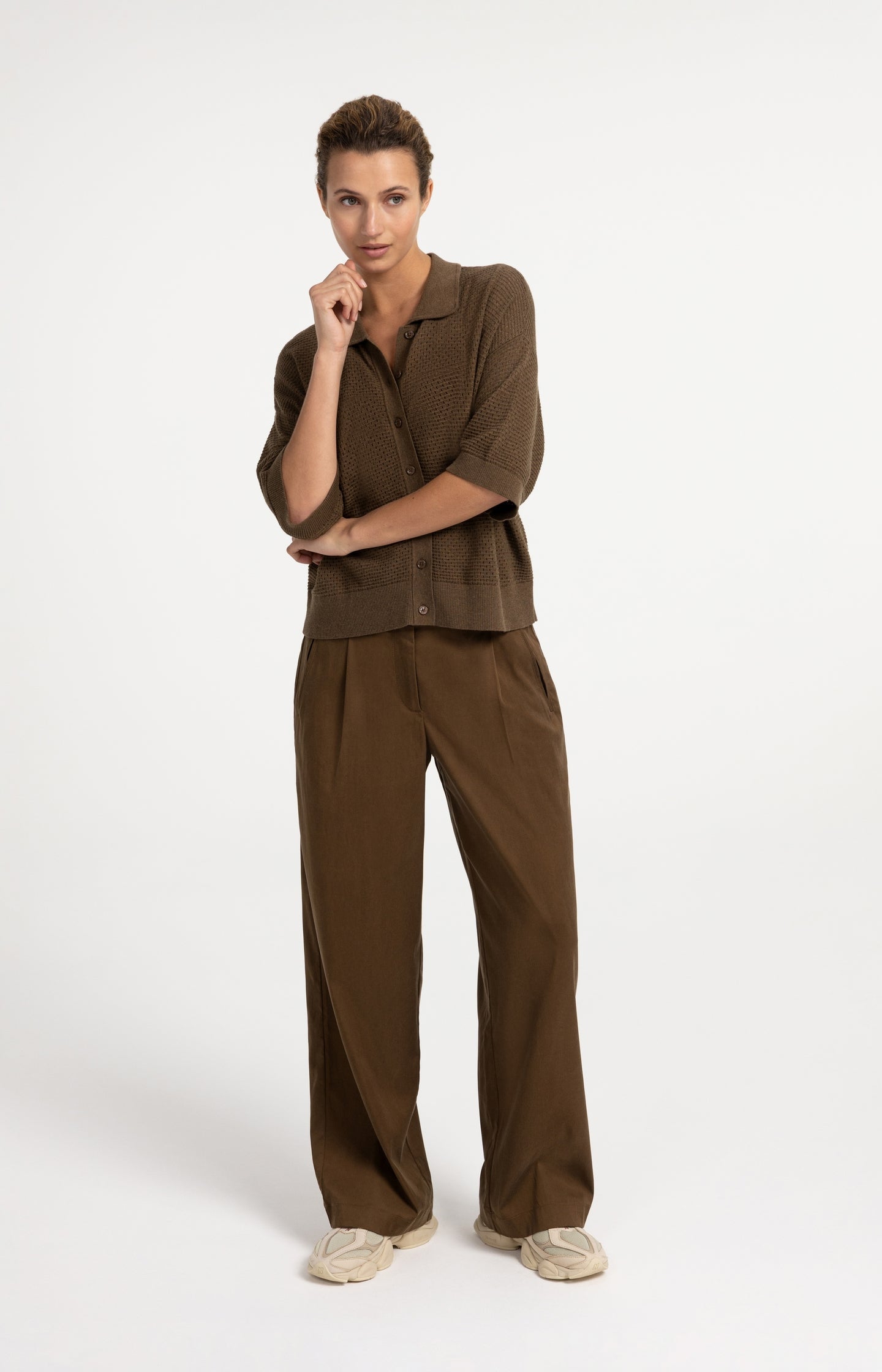 Model wearing YAYA mesh stitch short-sleeve cardigan in teak brown melange with wide-leg trousers