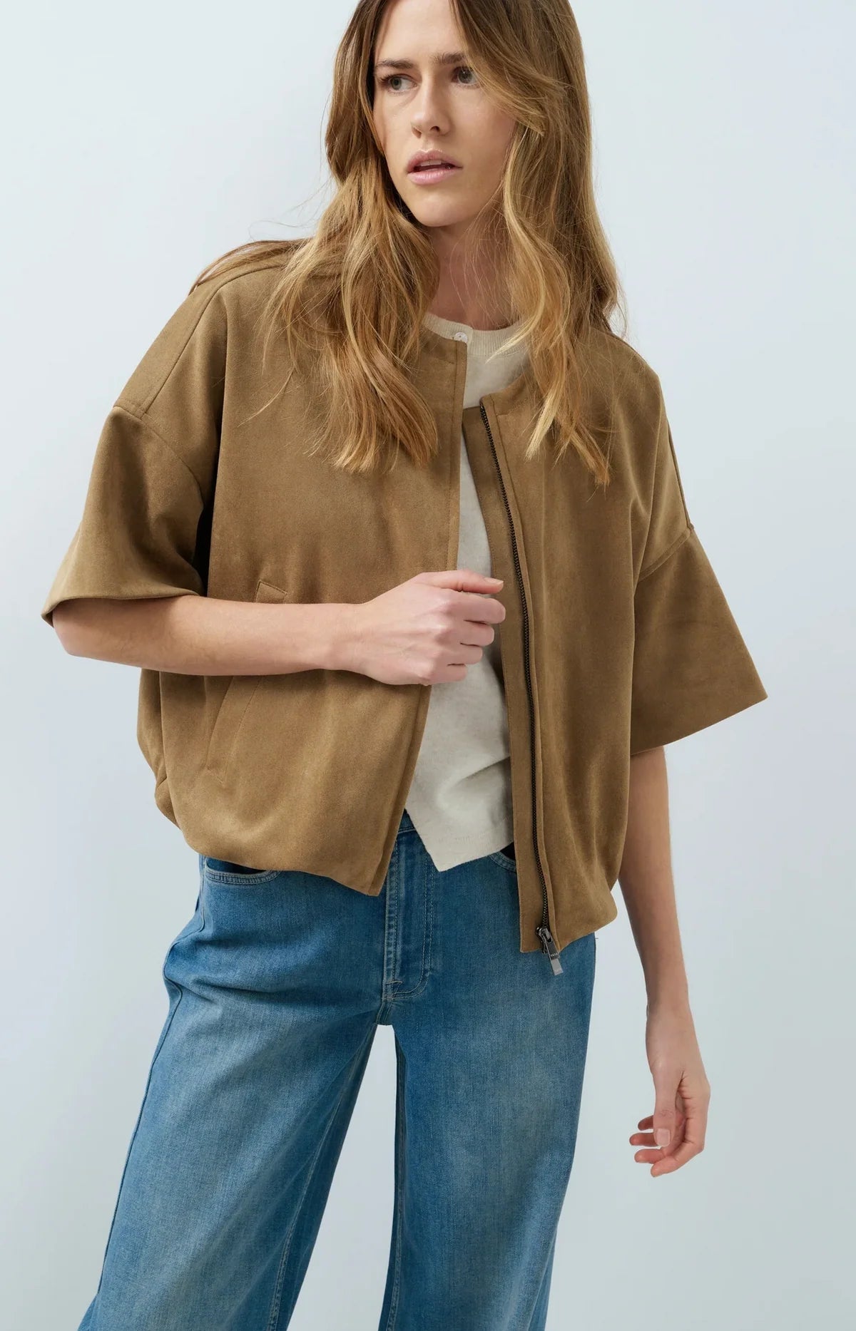 Oversized camel suedine zip-up jacket with short balloon sleeves and cropped hem