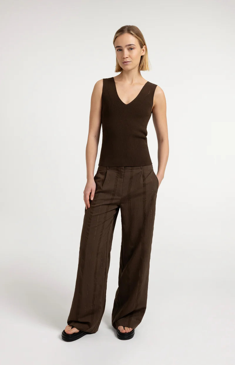 RIBBED TANK W SHOULDER SLIT DETAIL