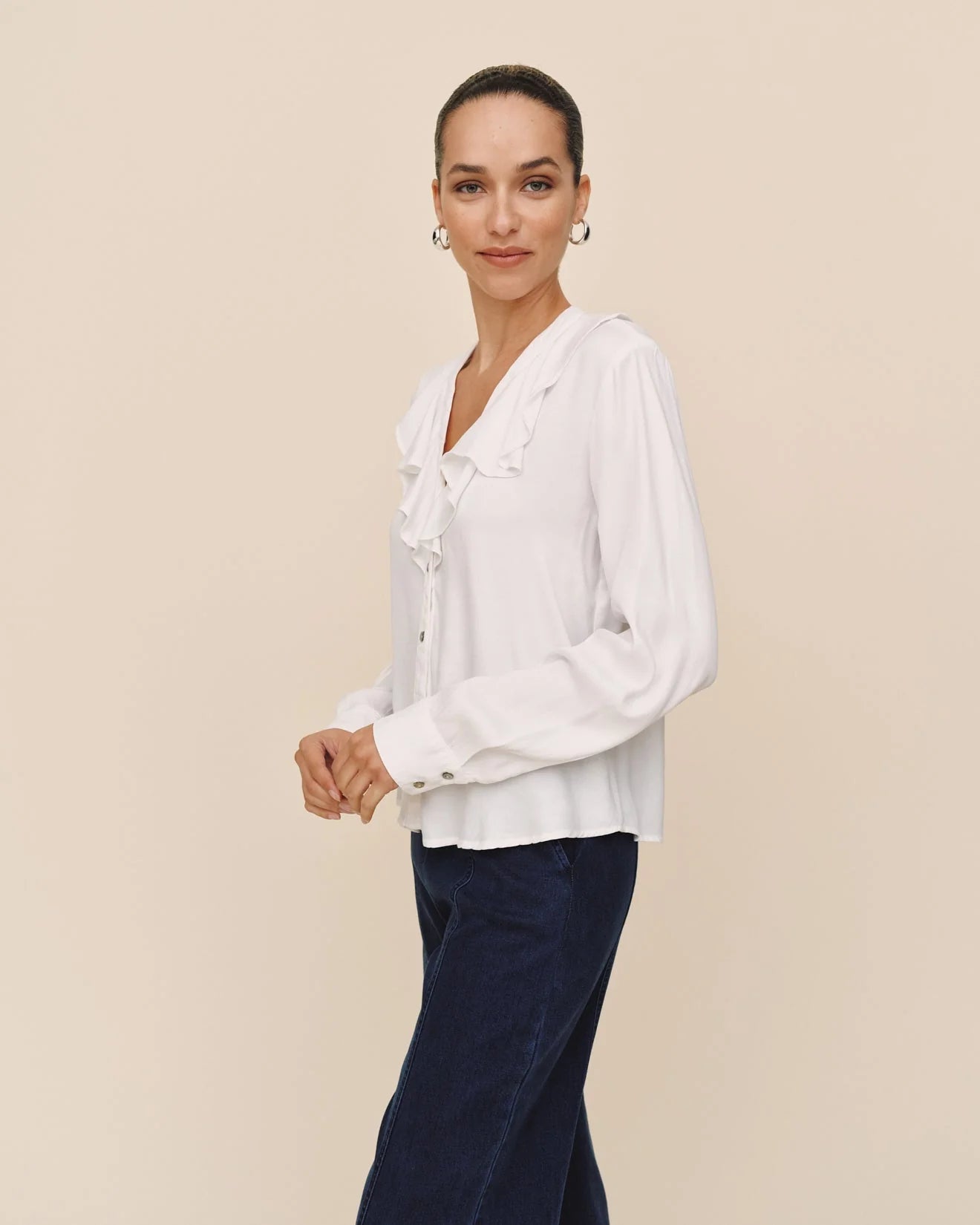 LS RUFFLE V-NECK BUTTON UP